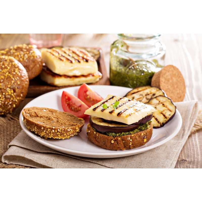 Burger au halloumi et aubergines grillées au barbecue Burger au halloumi et aubergines grillées au barbecue