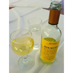 Retsina Kourtaki – Vin grec, fraîcheur et arômes de pin, idéal pour poissons et mezzés