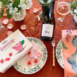 Loukoums de Grèce à la rose avec un vin festif biologique