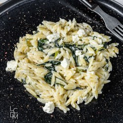 
											Kritharaki aux trois fromages et épinards – recette grecque crémeuse
					