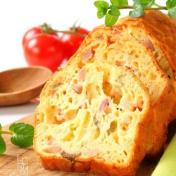 Découvrez la recette du cake aux olives, lardons et noisettes, moelleux et gourmand. Idéal pour l’apéritif, un pique-nique ou un