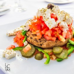 
											Dakos aux poivrons grillés et feta – recette grecque
					